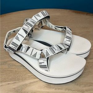 Teva Flatform Universal Chara Bright White Platform Strap Sandals Women’s 7
